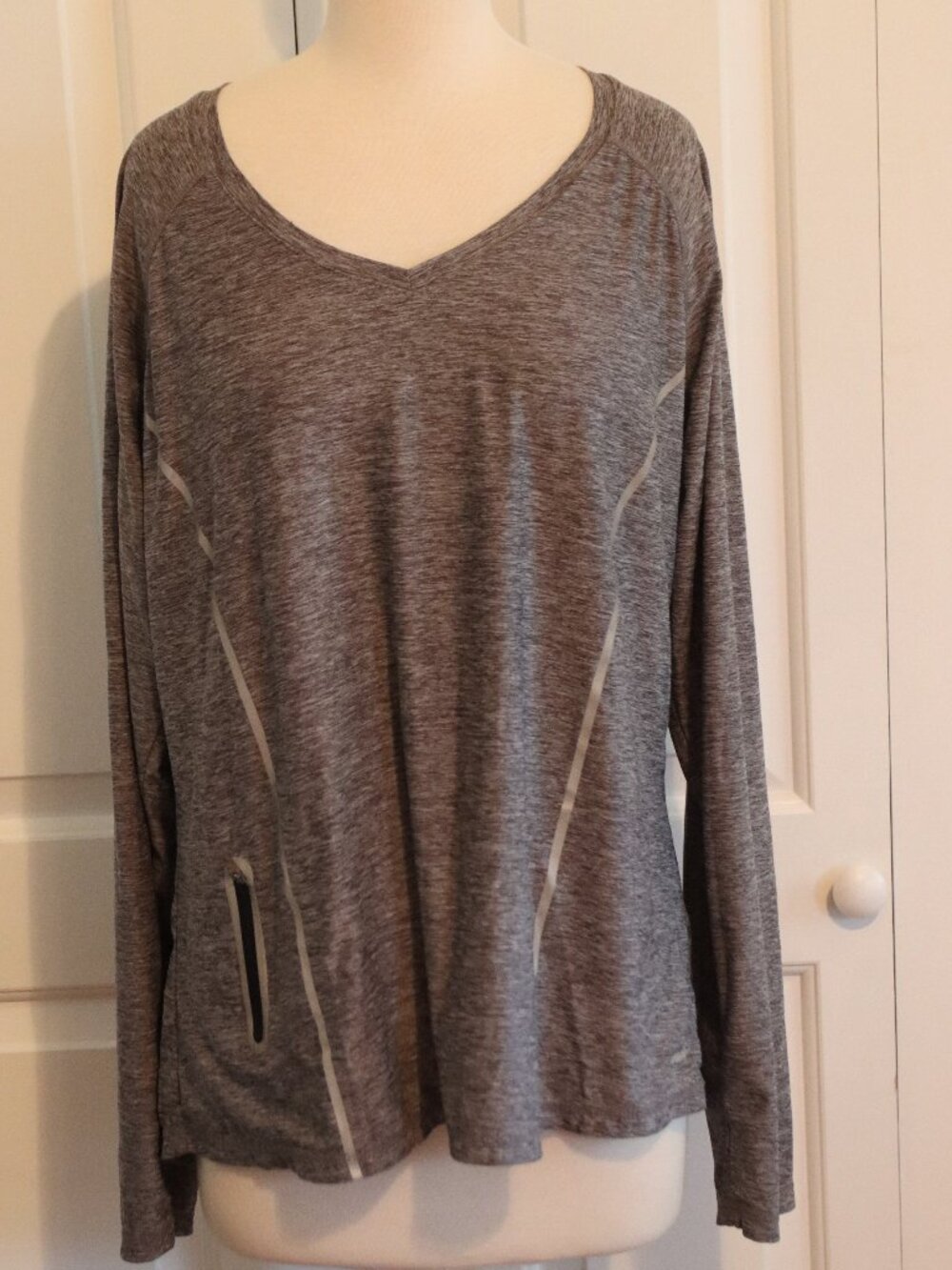 Avia Heathered Grey Long-Sleeve Performance Running Top V-Neck Reflective Sz XL